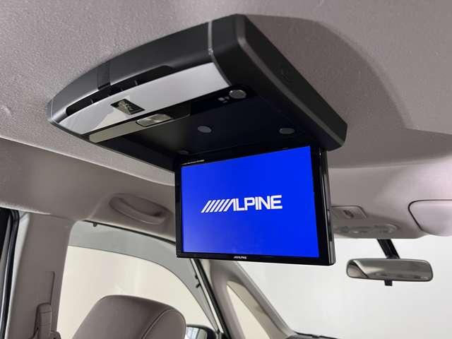 後席モニターが付いていますので後部座席の方もＴＶ、ＤＶＤがお楽しみいただけます。