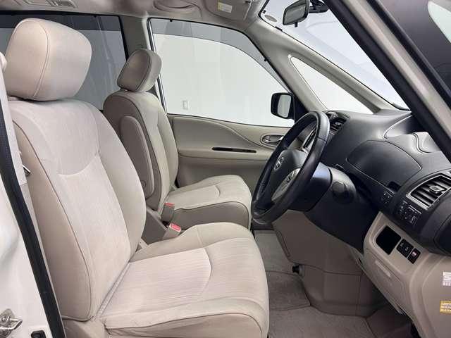 運転席も広くゆとりのある室内です