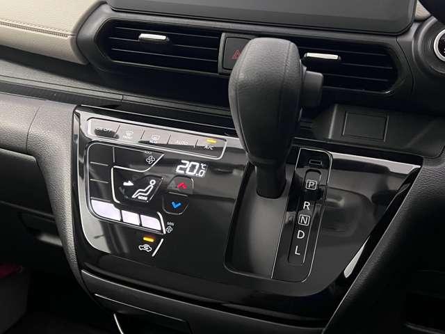 オートエアコンで快適な車内温度を演出してくれます！