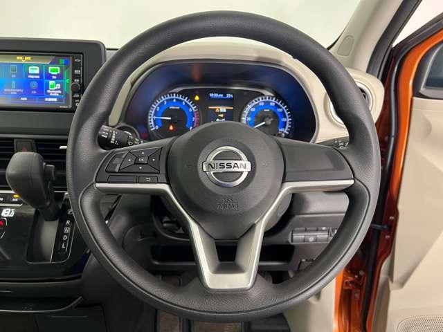 ハンドルから手を放さずオーディオの操作ができます。