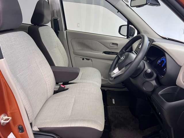 運転席も広くゆとりのある室内です