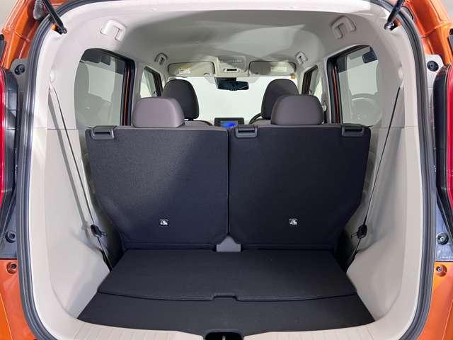 後席シートは前方にスライドすることができ、シートを倒さずにラゲッジスペースを広くすることが可能です。