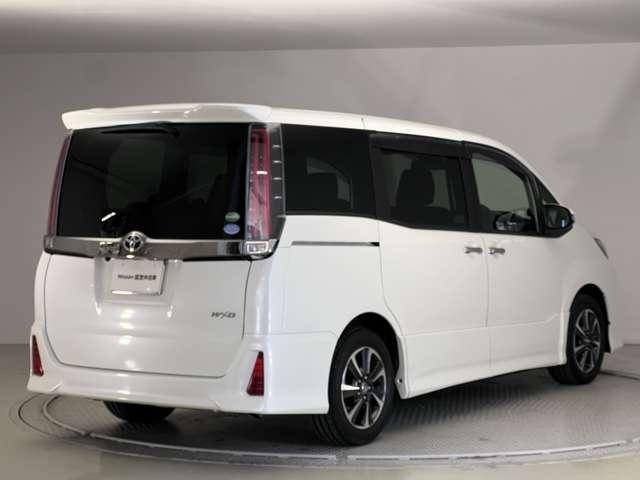 当社からご成約の中古車は前面撥水ウインドゥ施工して納車致します。独自コーティング技術と専用撥水ワイパーで高い撥水効果を持続します。処理した後は雨粒が水玉となってはじけ飛び、良好な視界を確保できます。