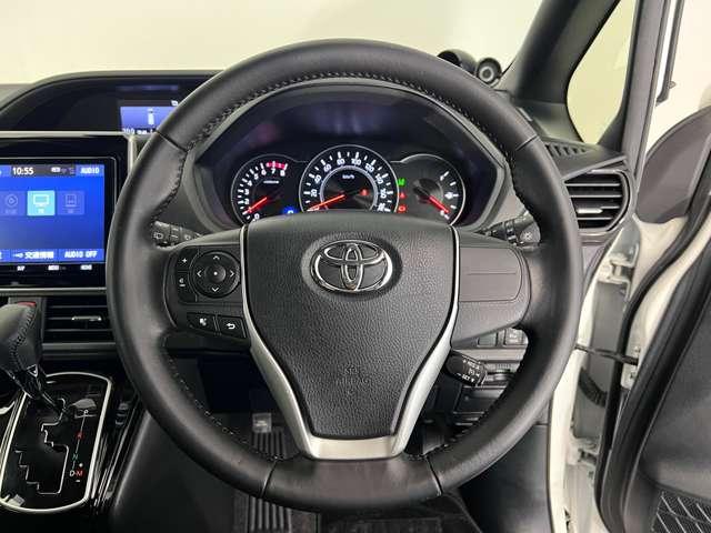 手元でオーディオの操作ができます。