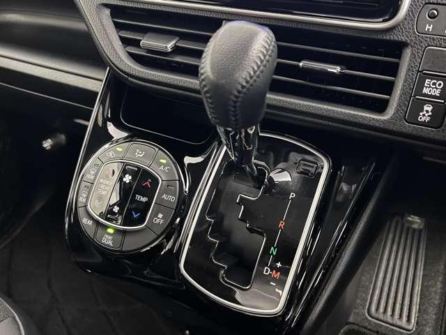 オートエアコンで快適な車内温度で過ごすことができます。