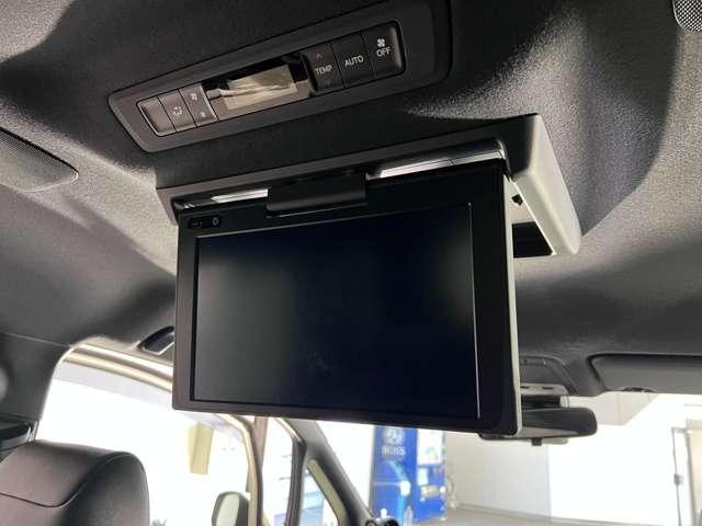 後席モニターが付いていますので後部座席の方もＴＶ、ＤＶＤがお楽しみいただけます。