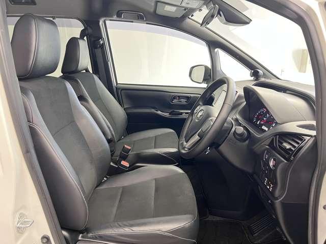 運転席も広くゆとりのある室内です