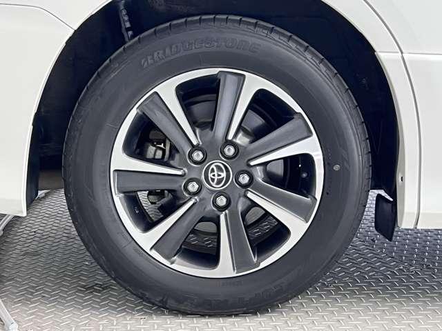 純正アルミでスポーティーに！運転中のビジュアルを演出してくれる重要なポイントですね！