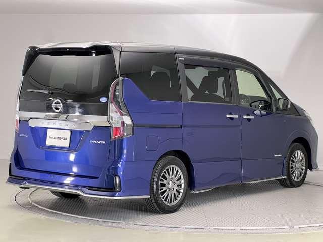 当社からご成約の中古車は前面撥水ウインドゥ施工して納車致します。独自コーティング技術と専用撥水ワイパーで高い撥水効果を持続します。処理した後は雨粒が水玉となってはじけ飛び、良好な視界を確保できます。