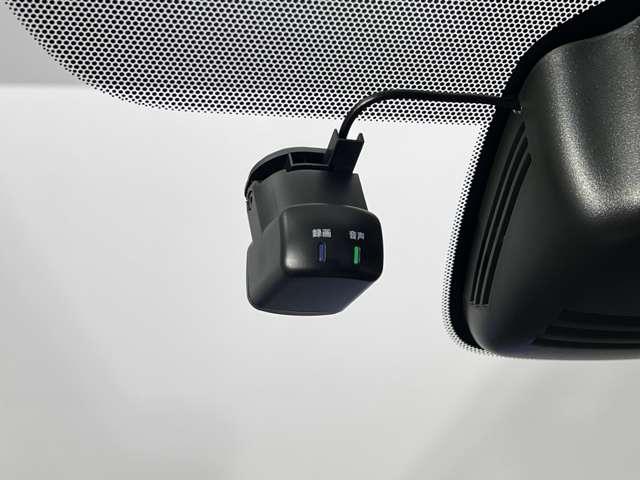 前後ドライブレコ-ダー　付きでナビと連動しています。