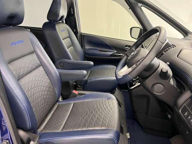 運転席も広くゆとりのある室内です