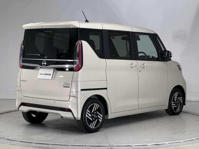 当社からご成約の中古車は前面撥水ウインドゥ施工して納車致します。独自コーティング技術と専用撥水ワイパーで高い撥水効果を持続します。処理した後は雨粒が水玉となってはじけ飛び、良好な視界を確保できます。