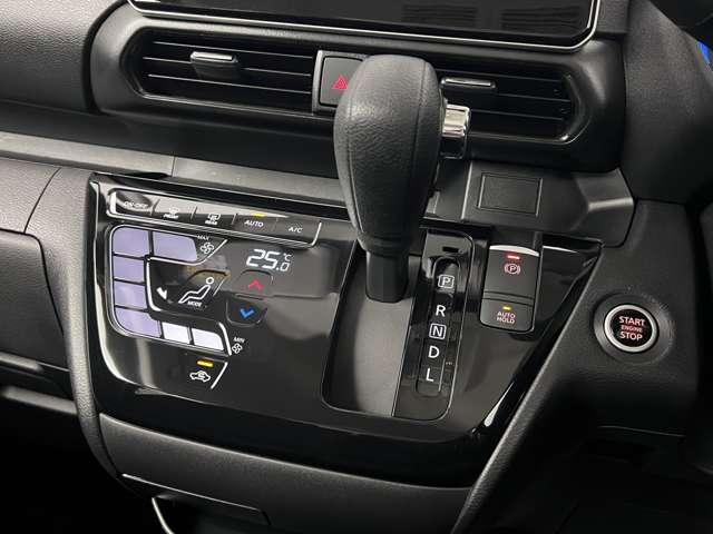 シフトレバー周りもきれいな状態です。