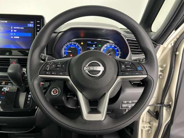 手元でオーディオの操作ができます。