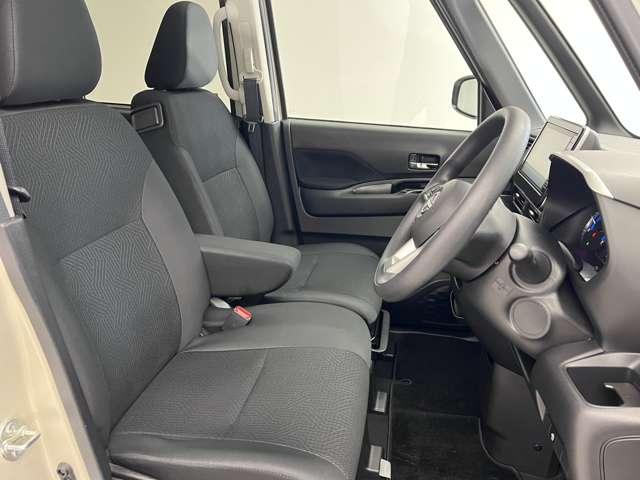 運転席も広くゆとりのある室内です
