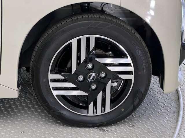 純正アルミでスポーティーに！運転中のビジュアルを演出してくれる重要なポイントですね！