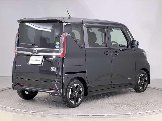 当社からご成約の中古車は前面撥水ウインドゥ施工して納車致します。独自コーティング技術と専用撥水ワイパーで高い撥水効果を持続します。処理した後は雨粒が水玉となってはじけ飛び、良好な視界を確保できます。