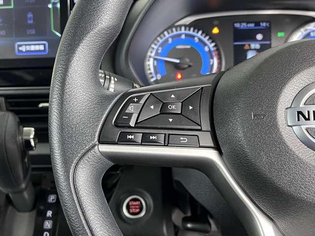 手元でオーディオの操作ができます。