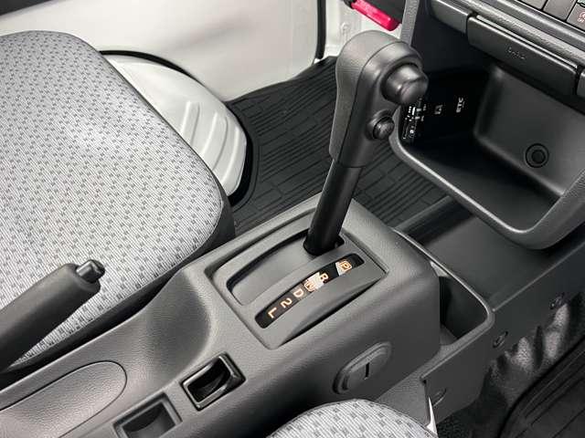 シフトレバー周りもきれいな状態です。