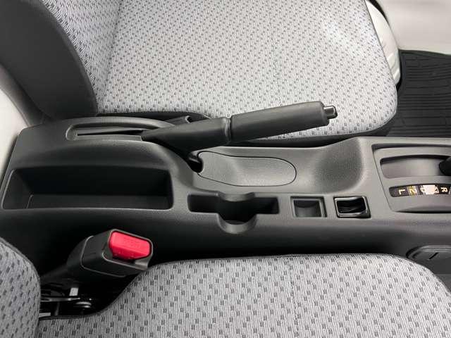 レバー式サイドブレーキです。