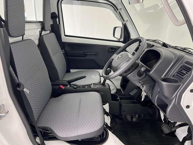 運転席も広くゆとりのある室内です