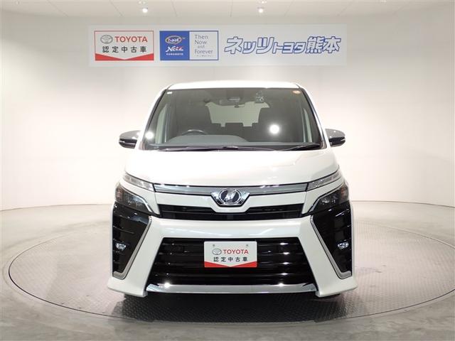 ヴォクシー ＺＳ　煌　地上デジタル　ＴＳＳ　両側パワードア　アイドリングストップ車　パワーウィンド　横滑防止　ＤＶＤ可　盗難防止装置　スマートエントリー　Ｂカメラ　ＬＥＤヘッドライト　メモリーナビ　３列シート　ＥＴＣ　ＡＷ（2枚目）