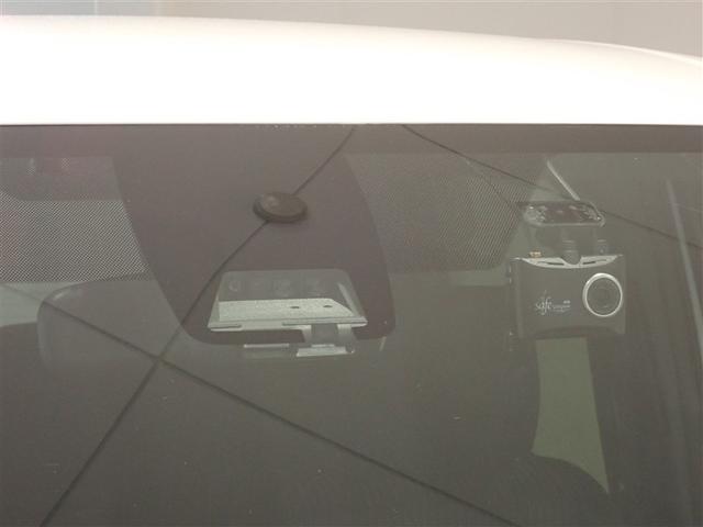 ヴォクシー ＺＳ　煌　地上デジタル　ＴＳＳ　両側パワードア　アイドリングストップ車　パワーウィンド　横滑防止　ＤＶＤ可　盗難防止装置　スマートエントリー　Ｂカメラ　ＬＥＤヘッドライト　メモリーナビ　３列シート　ＥＴＣ　ＡＷ（25枚目）