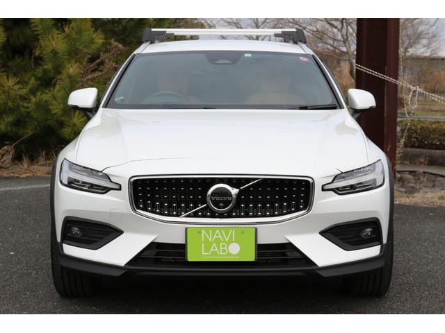 Ｖ６０ クロスカントリー　アルティメット　Ｂ５　ＡＷＤ　ワンオーナ－　新車保証継承　禁煙　４８Ｖマイルドハイブリッド　タン色レザーシート　Ｇｏｏｇｌｅ搭載インフォティメント　Ｂｌｕｅｔｏｏｔｈ接続　全方位カメラ　純正ルーフキャリア　ＬＥＤヘッドライト（2枚目）