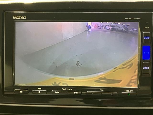 バックモニターで、後方を確認しながら安心して駐車することができます。運転初心者も熟練者も必須の機能ですよ！