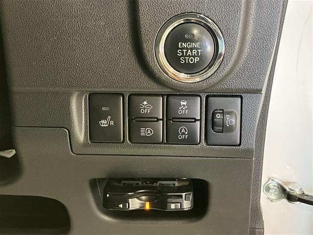 スマートキーを携帯していればキーを取り出さずにドアを施錠＆解錠。クルマの始動も可能です。