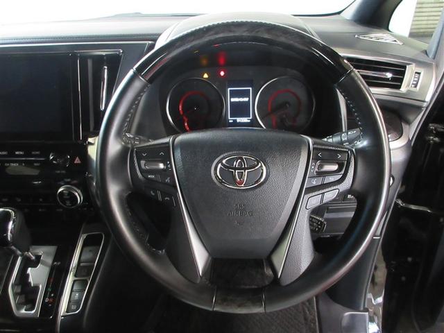 ステアリングスイッチステアリングから手を放さず、オーディオ等の操作や安全装置の設定が行えます。