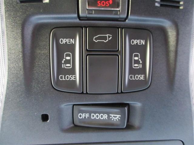 両側パワースライドドア付きだから、狭い駐車スペースなどでの　乗り降りラクラク！小さなお子さまのいるご家庭には嬉しい装備。