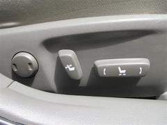 パワーシート搭載。微妙な調整が手軽にでき、ピッタリなポジションで運転することが可能です。 4
