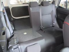 レバーを引くだけでシートバックが倒れ荷室が広がります。 7