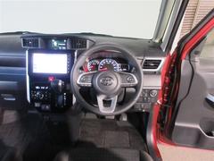 高いアイポイントと広いガラスエリアで運転のしやすさはバツグンです。 3