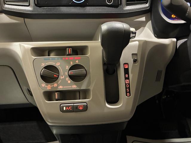 エアコンはマニュアルエアコンを装備　簡単な操作で快適な空間が保たれます。
