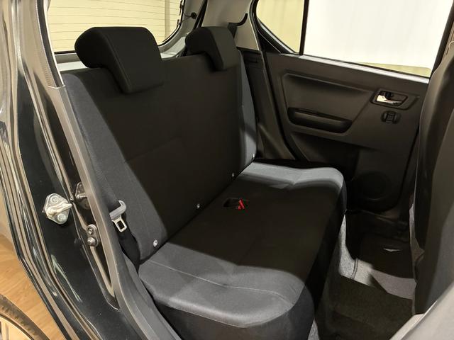 後部座席も大人２人がゆっくり座れます。