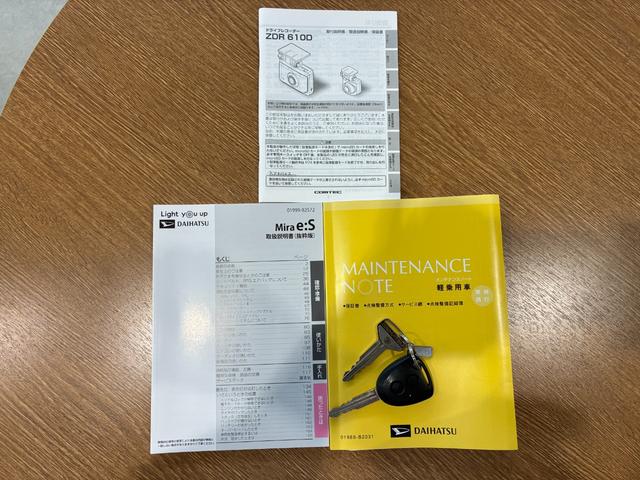 取扱説明書、メンテナンスノート、ドラレコ取説、キーレスキー１個とスペアキーあります。