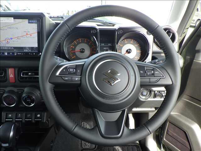 ジムニー ＸＣ　４ＷＤ　ターボ　９インチナビ／ＴＶ　セーフティサポート　デュアルセンサーブレーキＳ　Ｗエアバッグ　地デジフルセグＴＶ　ＡＵＴＯエアコン　電動格納式ドアミラー　パワーウィンドゥ　ナビＴＶ　スマキー　アクティブクルーズコントロール　セキュリティアラーム　ＰＳ（8枚目）