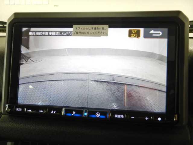 ジムニー ＸＣ　４ＷＤ　ターボ　９インチナビ／ＴＶ　セーフティサポート　バックカメ　デュアルセンサーブレーキＳ　Ｗエアバッグ　地デジフルセグＴＶ　ＡＵＴＯエアコン　電動格納式ドアミラー　パワーウィンドゥ　ナビＴＶ　スマキー　アクティブクルーズコントロール　横滑防止　ＰＳ（4枚目）