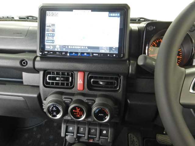 ジムニー ＸＣ　４ＷＤ　ターボ　９インチナビ／ＴＶ　セーフティサポート　バックカメ　デュアルセンサーブレーキＳ　Ｗエアバッグ　地デジフルセグＴＶ　ＡＵＴＯエアコン　電動格納式ドアミラー　パワーウィンドゥ　ナビＴＶ　スマキー　アクティブクルーズコントロール　横滑防止　ＰＳ（7枚目）