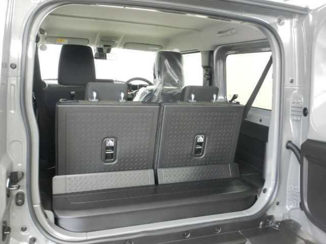 ジムニー ＸＣ　４ＷＤ　ターボ　９インチナビ／ＴＶ　セーフティサポート　バックカメ　デュアルセンサーブレーキＳ　Ｗエアバッグ　地デジフルセグＴＶ　ＡＵＴＯエアコン　電動格納式ドアミラー　パワーウィンドゥ　ナビＴＶ　スマキー　アクティブクルーズコントロール　横滑防止　ＰＳ（19枚目）