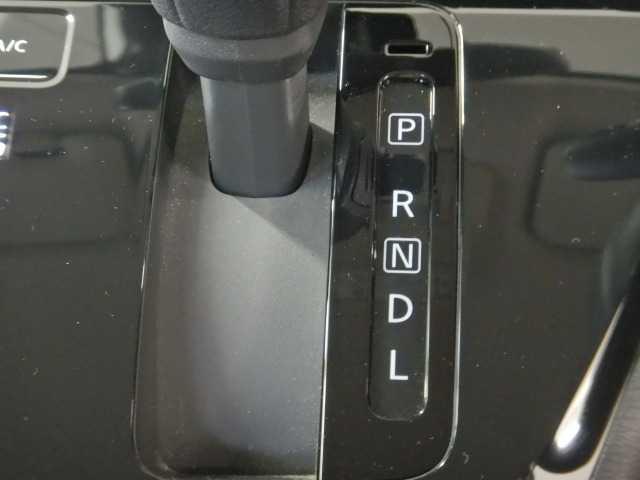 デイズ X 純正ナビ/TV バックカメラ エマージェンシーブレーキ コーナーソナー 電動格納式ドアミラー 踏み間違え防止 横滑防止装置 Aライト スマートキー イモビライザー バックカメラ アイドリングストップ キーレス フルオートエアコン 衝突安全ボディ ナビTV(10枚目)