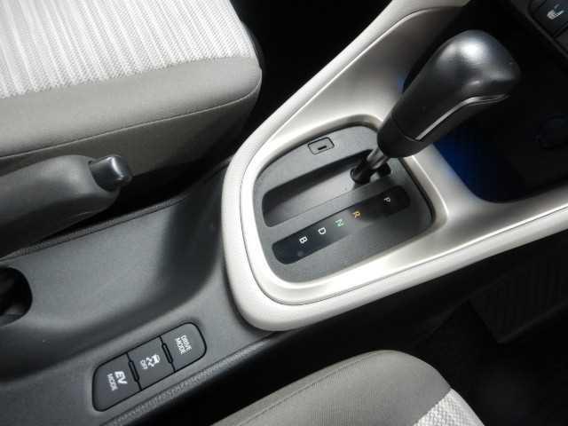 ヤリス 1.5ハイブリッドZ 8インチナビ/TV バックカメラ PCS 電格ミラー 地デジ シートヒータ Bカメラ LEDランプ スマキー ETC付き ナビTV VSC パワステ クルコン オートライト キーフリー ABS イモビ エアコン メモリナビ エアバッグ(9枚目)