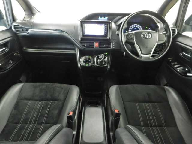 エスクァイア １．８Ｇｉプレミアムパッケージ　ブラックテーラード　ナビ　誤発進抑制機能　電動格納ミラー　オートハイビーム　アイドリングストップ　Ｂカメラ　スマートキー　ワンセグ　ナビ＆ＴＶ　イモビライザー　オートライト　ＬＥＤランプ　ＥＴＣ車載器　クルーズコントロール（3枚目）