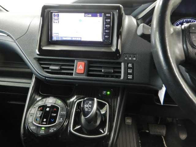 エスクァイア １．８Ｇｉプレミアムパッケージ　ブラックテーラード　ナビ　誤発進抑制機能　電動格納ミラー　オートハイビーム　アイドリングストップ　Ｂカメラ　スマートキー　ワンセグ　ナビ＆ＴＶ　イモビライザー　オートライト　ＬＥＤランプ　ＥＴＣ車載器　クルーズコントロール（7枚目）