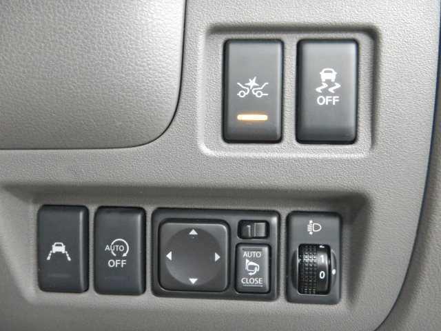 マーチ １．２ボレロ　メモリ－ナビ／ＴＶ　Ｂカメラ　エマブレ　ダブルエアバック　横滑防止装置　電動格納ミラー　ＤＶＤ再生　ナビＴＶ　アイドリングＳ　パワーステアリング　パワーウィンドウ　メモリーナビ　イモビライザー　キーレス　スマートキー　バックモニター　ＡＢＳ（5枚目）