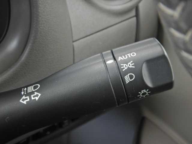 マーチ １．２ボレロ　メモリ－ナビ／ＴＶ　Ｂカメラ　エマブレ　ダブルエアバック　横滑防止装置　電動格納ミラー　ＤＶＤ再生　ナビＴＶ　アイドリングＳ　パワーステアリング　パワーウィンドウ　メモリーナビ　イモビライザー　キーレス　スマートキー　バックモニター　ＡＢＳ（9枚目）