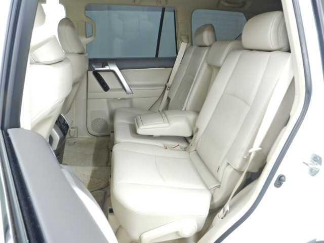 ランドクルーザープラド ２．８ＤＴ　ＴＺ－Ｇ　サンルーフ　全方位カメラ　ナビ／ＴＶ　オートハイビーム　サイドカメラ　エアシート　横滑り防止装置　ナビ＆ＴＶ　ＬＥＤライト　パノラミックビュー　オートクルーズコントロール　パワーウィンドウ　電動格納サードシート　電動シート　３列シート（18枚目）