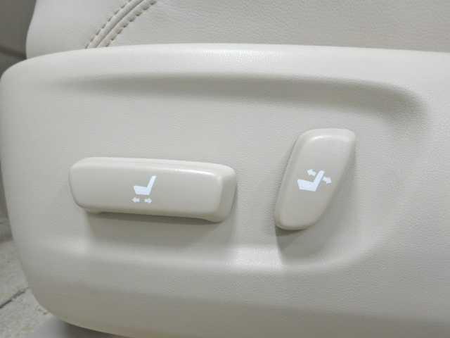 ランドクルーザープラド ２．８ＤＴ　ＴＺ－Ｇ　サンルーフ　全方位カメラ　ナビ／ＴＶ　オートハイビーム　サイドカメラ　エアシート　横滑り防止装置　ナビ＆ＴＶ　ＬＥＤライト　パノラミックビュー　オートクルーズコントロール　パワーウィンドウ　電動格納サードシート　電動シート　３列シート（42枚目）